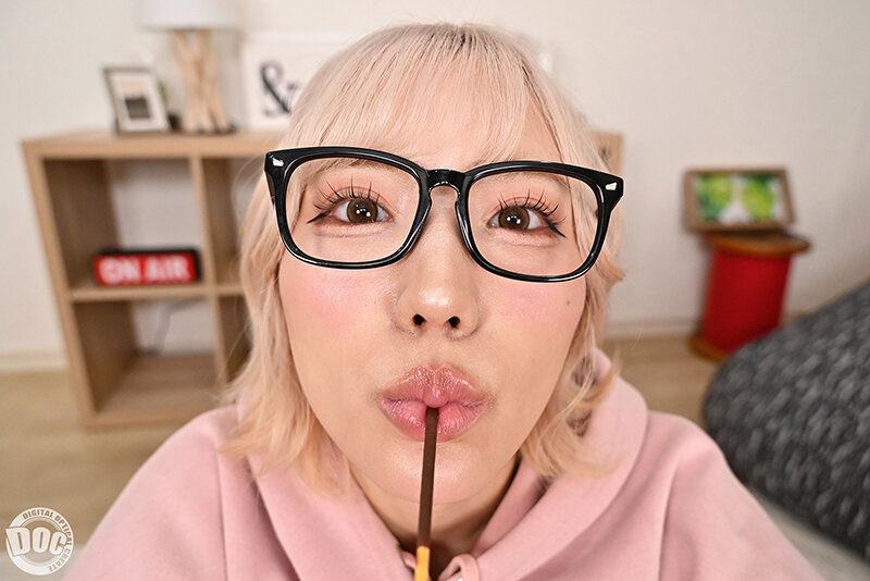 【VR】「寒いしダルくて出れない」無気力ギャルとコタツ王様ゲームで密着汗だくSEX 春陽モカ 7枚目