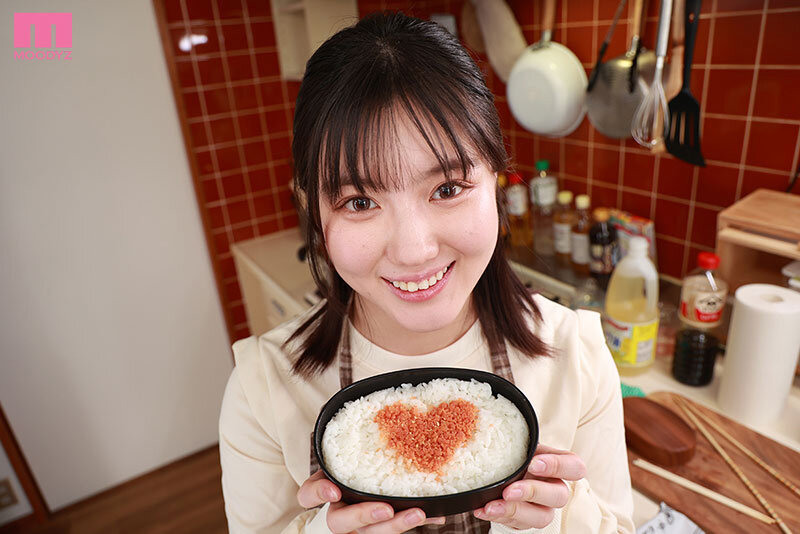 【mdvr00361】小鈴みかん|ハートのふりかけご飯を差し出す美女